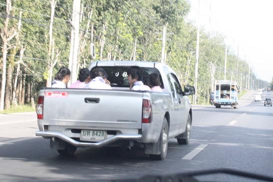 태국에서 흔히 보이는 유트. 자동차 짐 칸에는 사람을 태우고 다닌다.