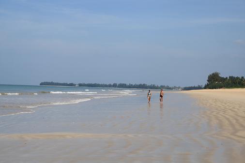 태국 남부에는 아름다운 해변이 많아 외국 관광객을 부르고 있다.