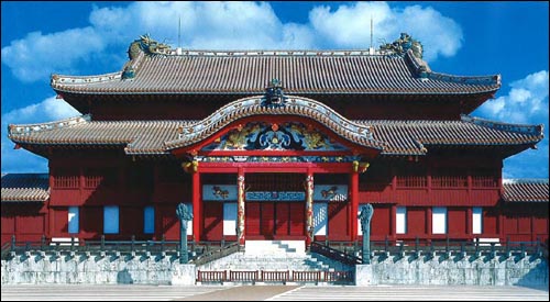 오키나와 대외무역의 거점이자 오키나와의 왕성인 슈리성의 유적지. 2000년 12월 세계유산에 등록되었다. 이 사진은 오키나와현청이 발간한 팸플릿에 실려 있다. 