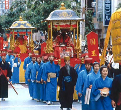 중국 사신을 맞이하러 나가는 오키나와 국왕의 행렬(재현 장면). 오키나와현청이 발간한 팸플릿에 실린 사진이다. 