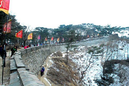 사적 제57호 남한산성의 수어장대로 오르는 길의 성곽