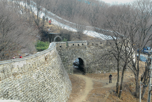 제7암문은 성벽의 굴곡진 안에 숨겨져 있다