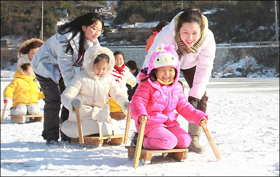  9일 오전 경남 함양군 안의면 다송헌 앞 강썰매장을 찾은 가족들이 썰매를 타며 즐거운 겨울방학을 보내고 있다.
