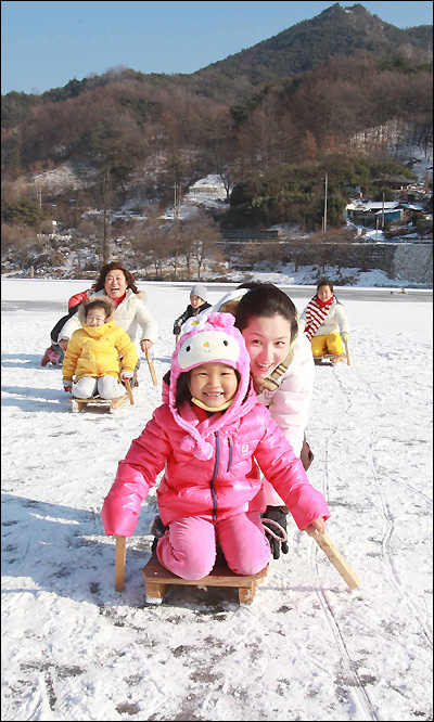  9일 오전 경남 함양군 안의면 다송헌 앞 강썰매장을 찾은 가족들이 썰매를 타며 즐거운 겨울방학을 보내고 있다.
