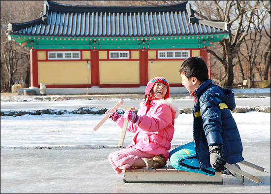  9일 오전 경남 함양군 상림공원 썰매장을 찾은 한 자매가 웃음꽃 썰매를 타며 즐거운 겨울방학을 보내고 있다.
