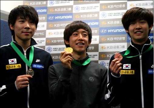  시상식에서 환하게 웃고있는 선수들, 왼쪽부터 이준형, 김진서, 김민석 선수