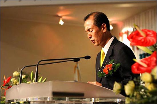 2009년 9월 조기 정년퇴임식에서 기도하고 있는 김정명 목사.