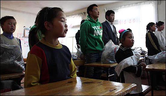 김정명 목사가 2010년 12월 몽골의 시골학교를 방문해 장학금과 선물을 전달했다. 