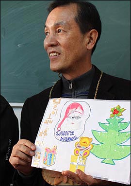 몽골 학생들이 그려준 그림을 들고 좋아하는 김정명 목사