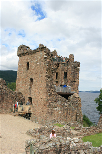 허물어진 성 안에서 가장 높게 잘 남아 있다.
