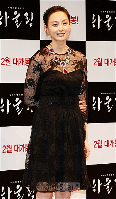  10일 오전 서울 압구정CGV에서 열린 영화 <하울링>제작보고회에서 신참 여형사 역의 배우 이나영이 포토타임을 갖고 있다.