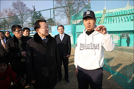  김성근 감독과 김완주 전북지사가 프로야구 10구단 창단과 관련 전주야구장에서 대화를 나누고 있다.