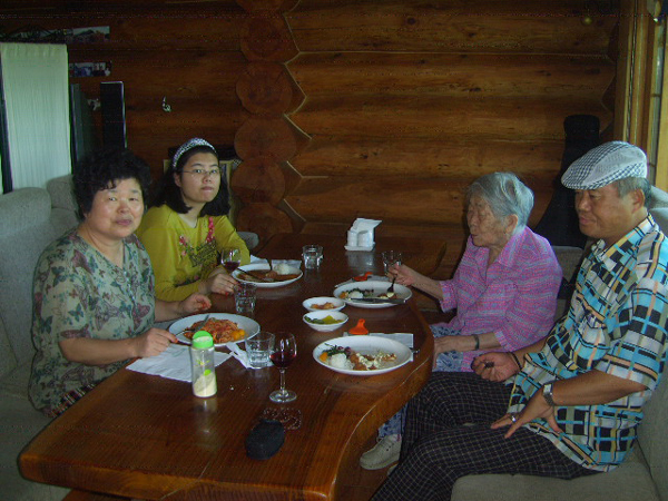 지난해 8월 18일, 아내의 57회 생일을 맞아 가족이 점심 외식을 했다. 2012년 1월 20일 혼인 25주년 기념일에는 사진 한 장 찍지 못해, 지난해 여름 사진을 대신 올려서 조금은 아쉽기도 하다. 