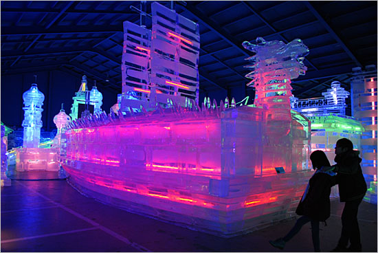 '아시아 빙등광장'의 거북선 얼음 조각.