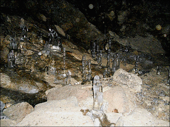 오수자굴 땅에서 위로 솟은 고드름 모습이다. 내 카메라 고장으로 물안개님 사진에서 발췌