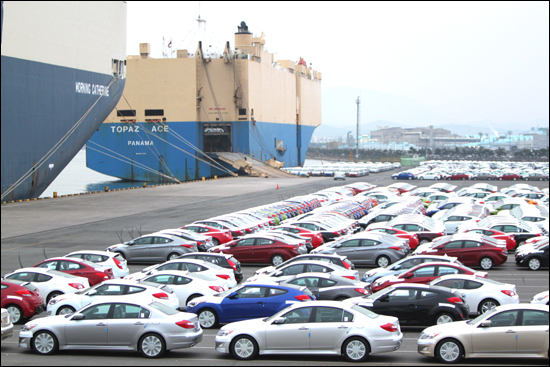 한미 자유무역협정(FTA)가 지난해 11월 22일 국회에서 비준된 가운데 FTA수혜업종인 자동차 업계를 대표하는 현대자동차의 울산공장 수출선적부두에 수출을 앞둔 차량들이 주차돼있다. 