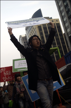 지난 11월 12일 서울 청계광장에서 대학을 거부하는 '투명가방끈 모임'이 거리행진을 하고 있다.
