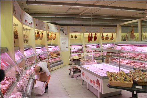 Eataly의 햄 매장 전경. 각각의 매대 위에 생산지와 생산자, 상품 정보가 소개되어 있다. 