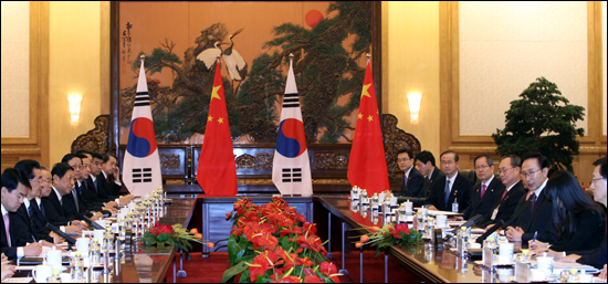 중국을 국빈 방문 중인 이명박 대통령이 9일 베이징(北京) 인민대회당에서 후진타오(胡錦濤) 중국 국가주석과 확대정상회담을 열고 있다.