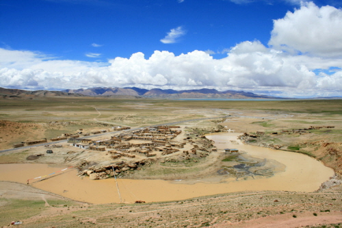 우리니라 정선과 비슷한 형상을 띄고 있는 티베트 작은 마을. 