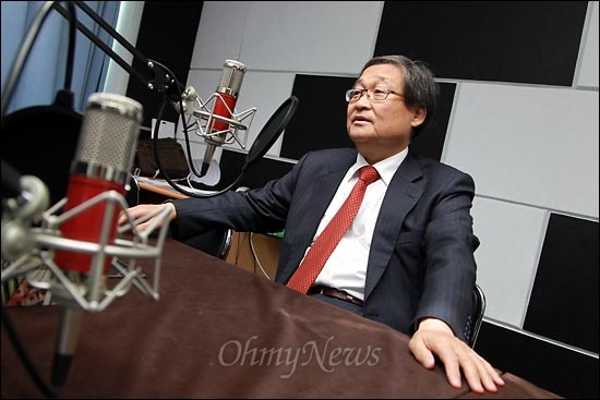 대법원에서 무죄 확정 판결을 받은 정연주 전 KBS 사장이 지난 2012년 1월 13일 오전 <오마이뉴스> 팟캐스트 방송 '이털남 김종배입니다'에 출연해 '정연주와 터는 MB방송'을 주제로 이야기를 나누고 있다.