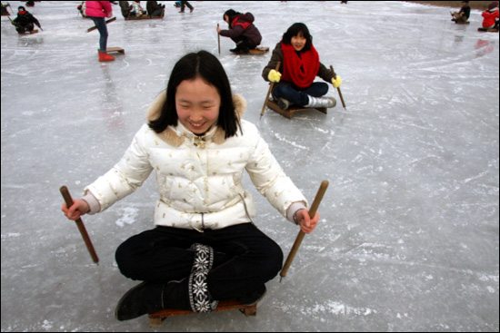 논을 얼려 만든 썰매장에서 친구들과 노는 장민수양. 