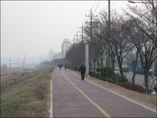  해넘이가 다 되었는데 남강둔치를 걷고 자전거 타는 분들이 많았습니다