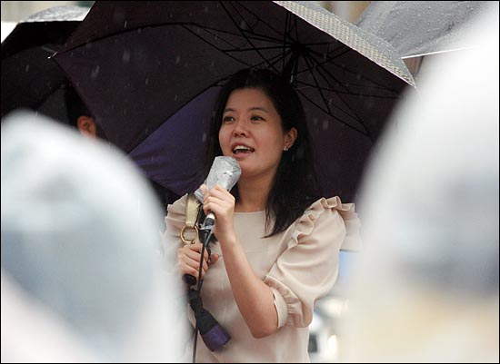  배우 김여진은 작년 10·26 서울시장 보궐선거에 나선 박원순 야권단일후보를 공개적으로 지지해 눈길을 끌었다.  