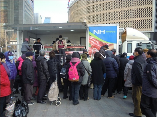 판매차량 앞에 와글와글 모여든 노인들