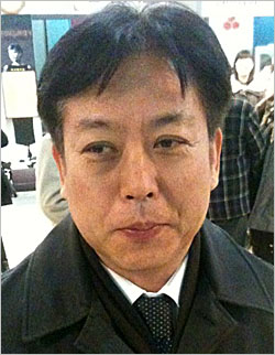 김의석 영화진흥위원회 위원장 시네마테크 친구들의 영화제 게막 전 인터뷰와 함께 사진 한 장을 담기 위해 포즈를 취재주셨다.