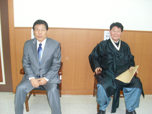 제29대 전북문협 회장선거에서 김형중 후보와 정군수 후보가 후보석에 나란히 앉아있는 모습. 