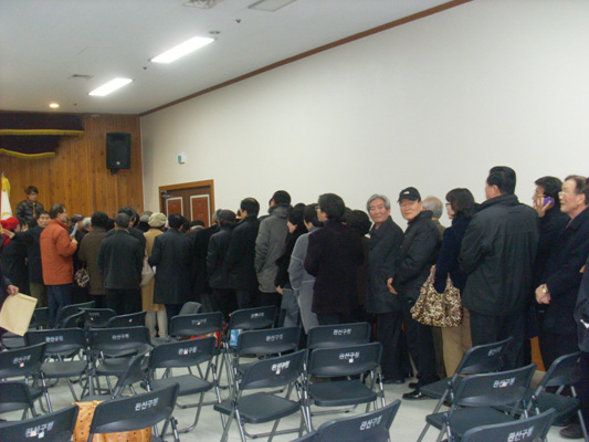 전북문협 회장선거  제29대 전북문협 회장을 뽑기 위해 투표장에 줄을 서 있는 모습. 