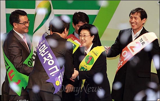 민주통합당 한명숙 후보가 15일 오후 경기도 일산 킨텍스에서 열린 '민주통합당 당대표 및 최고위원 선출대회'에서 첫 당대표로 선출되자, 후보자들이 한 신임당대표를 축하해 주고 있다.