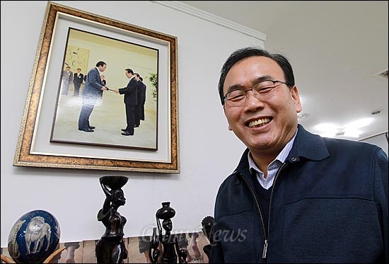 박영준 전 차관이 대구시 남구에 위치한 자신의 선거운동 사무실에 지난해 8월 이명박 대통령으로부터 지식경제부 2차관에 임명되며 찍어놓은 사진을 벽에 걸어놓고 있다.