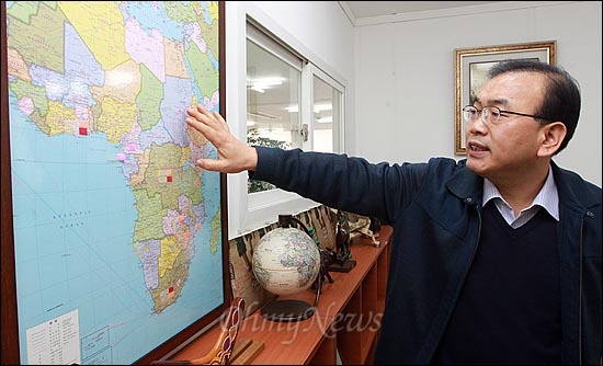 박영준 전 지식경제부 차관이 지난 10일 오후 대구시 남구에 위치한 자신의 선거운동 사무실에서 <오마이뉴스>와의 인터뷰를 갖고 벽에 걸려 있는 아프리카 지도를 가리키며 자원외교에 대해 설명하고 있다.