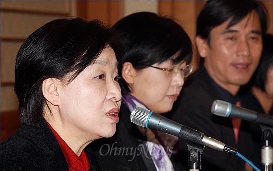  통합진보당 심상정, 이정희, 유시민 공동대표가 16일 오전 서울 여의도 국회 귀빈식당에서 신년 기자간담회를 열고 전날 신임 당대표롤 선출된 한명숙 민주통합당 대표에게 "독일식 정당명부비례대표제를 공동공약으로 합의하고, 선거결과가 정당지지율을 반영하는 노력을 야권연대부터 실천하자"고 제안하고 있다.