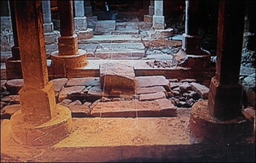 청계천을 복개하면서 청계천 안에 있던 역사 유물들을 그대로 두고 시멘트로 덮었습니다. 세로 기둥들은 복개천 기둥이고, 가로의 돌이 바로 조선의 역사 유물입니다. 