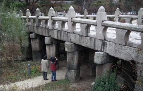 새해에는 이 멋진 다리를 청계천에서 만날 수 있기를 소망합니다.  이 멋진 수표교가 바른 자리, 바른 모습으로 종로3가에 돌아오면 행복한 청계천, 위대한 청계천을 만나게 될 것입니다. 이 일을 위해 여러분의 응원이 필요합니다. 