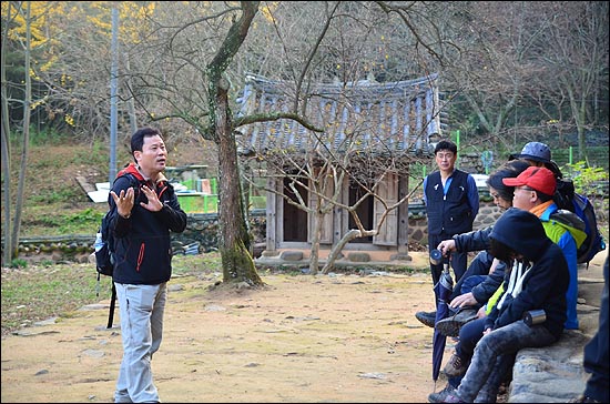 <무등산 역사길이 내게로 왔다>는 송갑석의 무진기행- 역사길 답사기다. 그가 무등산 역사길 답사길에서 정자에 얽힌 역사를 설명해주고 있다.