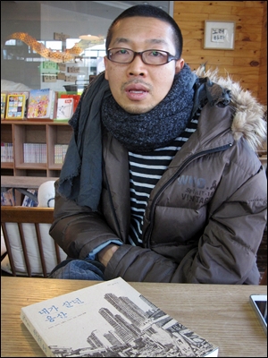 용산참사 3주기를 맞아 <떠날 수 없는 사람들>을 펴낸 김홍모 작가.