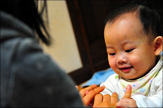 취재차 주사랑공동체를 방문한 기자를 한 아기가 예쁜 미소로 반겼다.