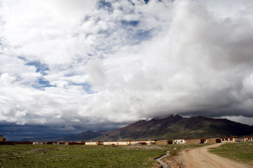 이름도 없는 티베트 작은 마을. 산 정상과 멀지 않은 높이에 위치하고 있다.