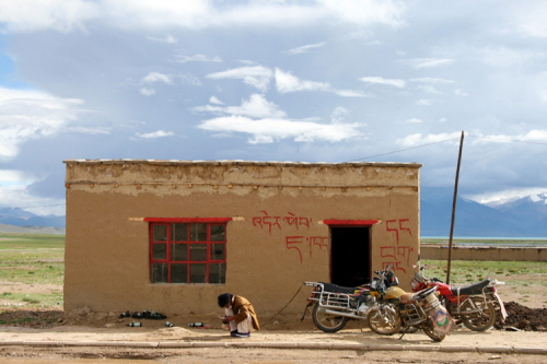 고향을 떠나 말도 통하지 않는 이곳에서 흙 건물을 지어 맥주를 팔고 있는 티베트 청년