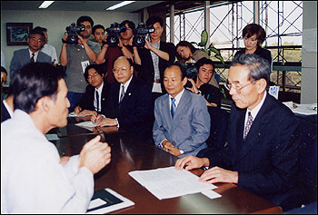 지난 2005년 구마모토 현교육위원회를 방문해 역사왜곡 교과서 불채택 운동을 벌이고 있는 충남 교과서방문단