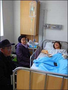 소년을 간병하고 있는 중국동포 조부모. 