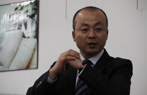 악수대신 두 손을 모아 쥐고 흔드는 중국의 인사법인 공서우
