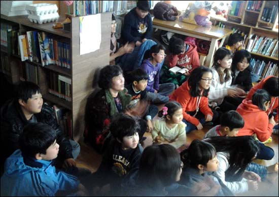 '극단 아낌없이 주는 나무'가 주최한 어린이 인형극이 17일 충남 연기와 서천을 찾아갔다. 사진은 충남 서천 마서면에 위치한 '여우네 도서관'에서 인형극을 관람하는 어린이들.
