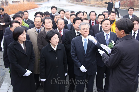 한명숙 대표 등 민주통합당 지도부가 18일 오전 김해 봉하마을 고 노무현 전 대통령 묘역을 참배했다. 사진은 참배하기 전 설명을 듣고 있는 모습.