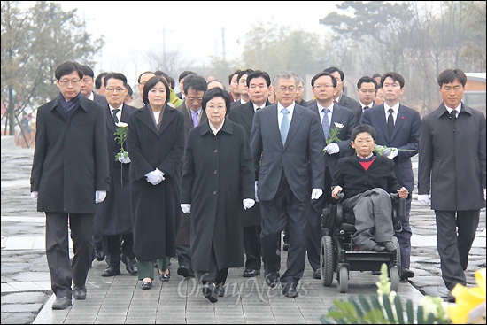 한명숙 대표 등 민주통합당 지도부가 18일 오전 김해 봉하마을 고 노무현 전 대통령 묘역을 참배했다.