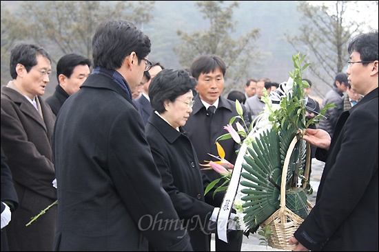 한명숙 대표 등 민주통합당 지도부가 18일 오전 김해 봉하마을 고 노무현 전 대통령 묘역을 참배했다. 사진은 한명숙 대표가 헌화하는 모습.